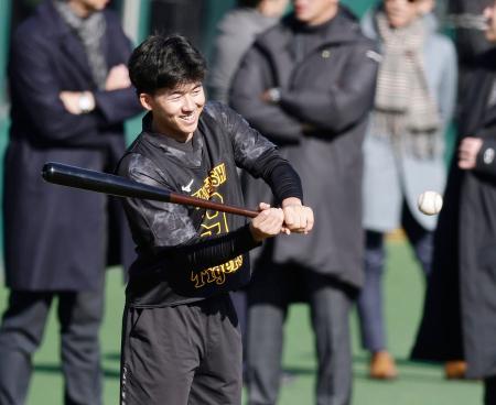 阪神の新人合同自主トレで、笑顔で調整する立石＝ＳＧＬ尼崎