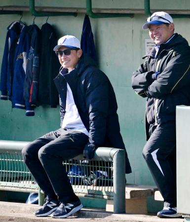 初練習を見守るジェイプロジェクトの二岡智宏新監督（左）＝愛知県半田市