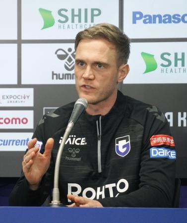 記者会見するＧ大阪のウィッシング新監督＝７日、大阪府吹田市