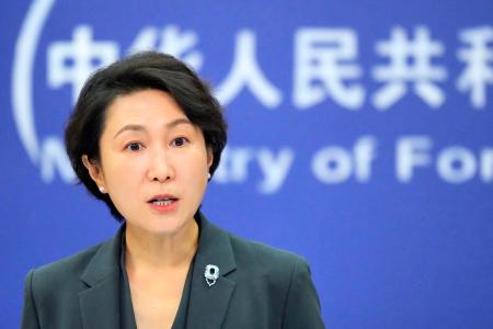 記者会見する中国外務省の毛寧報道局長＝７日、北京（共同）
