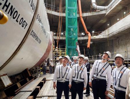 ＯＤＡで支援する地下鉄の建設現場を視察する自民党の小林政調会長（右から２人目）＝７日、マニラ（共同）