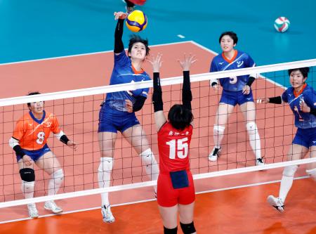 鳥栖商―銀河学院　第２セット、スパイクを決める銀河学院・畠山（２）＝東京体育館