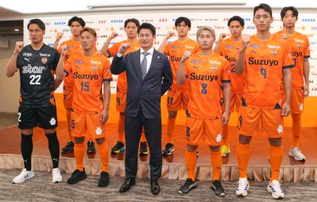 新体制発表で撮影に応じるＪ１清水の選手たち＝７日、静岡市