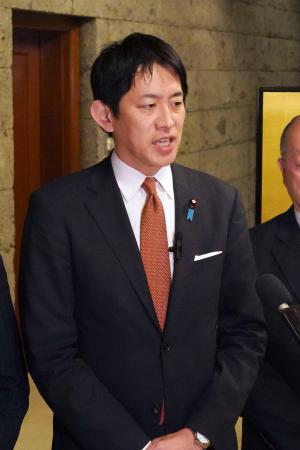 記者団の取材に応じる自民党の小林政調会長＝７日、マニラ（共同）