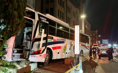 建物に衝突したリムジンバス＝７日午後１０時１６分、神戸市中央区