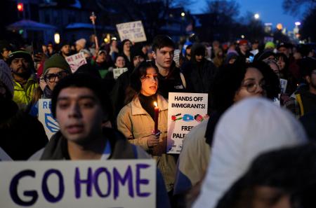 米移民・税関捜査局員に撃たれ死亡した女性を追悼集会に集まった人たち＝７日、米中西部ミネソタ州ミネアポリス（ロイター＝共同）