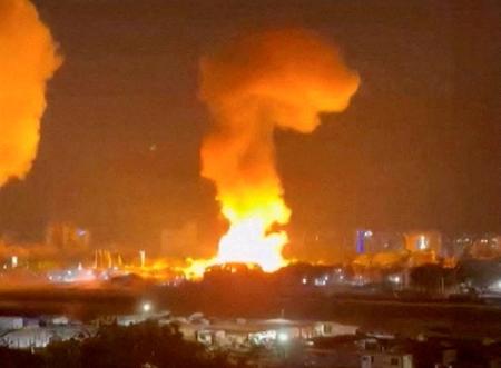 ３日、ベネズエラの首都カラカスで上がる爆煙。動画からのこま落とし、画質を処理（ロイター＝共同）