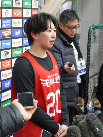 新人合同練習初日に、報道陣の取材を受ける楽天ドラフト２位の伊藤樹＝８日、楽天モバイル最強パーク宮城