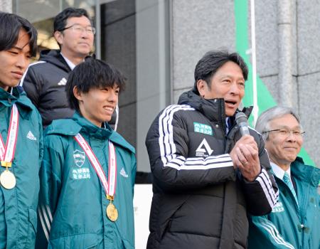箱根駅伝優勝報告会であいさつする青学大の原監督（右から２人目）。左は黒田朝日＝８日、東京都渋谷区