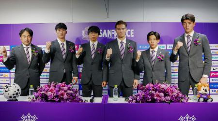 Ｊ１広島の新加入選手の記者会見でポーズをとる鈴木（左から２人目）ら＝８日、Ｅピース