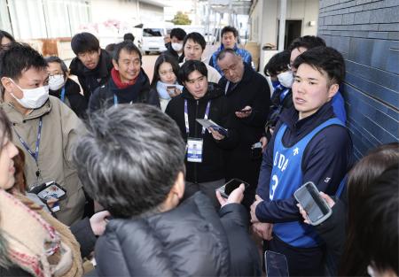 新人合同練習を終え、記者の質問に答えるDeNAドラフト1位の小田(右端)=8日、神奈川県横須賀市