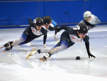 練習を公開した宮田将吾（手前）＝長野県帝産アイススケートトレーニングセンター
