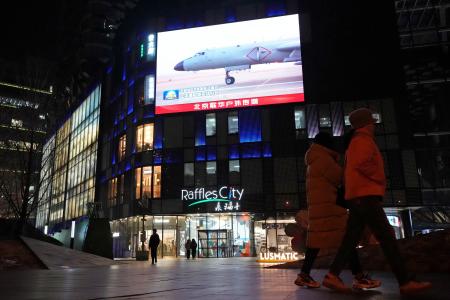 中国軍が台湾周辺で実施した軍事演習についてのニュースを映す北京市内の大型画面＝２０２５年１２月（共同）