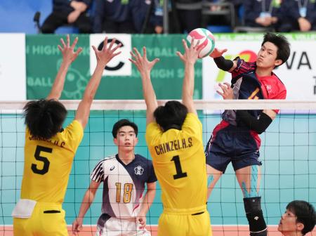 東山―鎮西　第１セット、スパイクを放つ東山・岩田（右）＝東京体育館