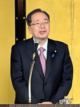 党会合であいさつする公明党の斉藤代表＝８日午後、神戸市