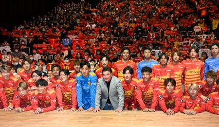 Ｊ１名古屋の新体制発表会で、サポーターと記念写真に納まるペトロビッチ新監督（中央）と選手たち＝８日、名古屋市