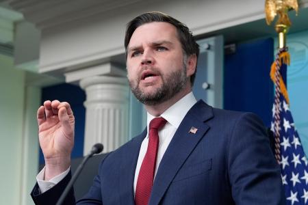 米ホワイトハウスで記者会見するバンス副大統領＝８日、ワシントン（ＡＰ＝共同）