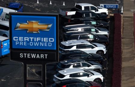 米カリフォルニア州の販売場に展示されたゼネラル・モーターズ（ＧＭ）の自動車＝６日（ゲッティ＝共同）