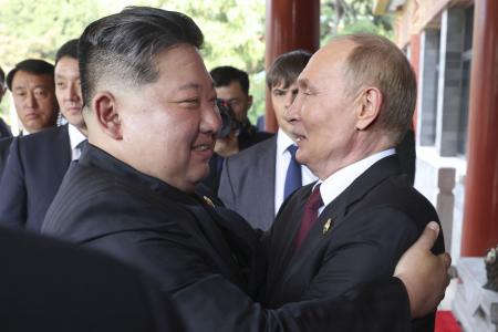 会談後抱き合うロシアのプーチン大統領（右）と北朝鮮の金正恩朝鮮労働党総書記＝２０２５年９月、北京（ゲッティ＝共同）