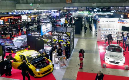 千葉市の幕張メッセで開幕した「東京オートサロン」＝９日午前