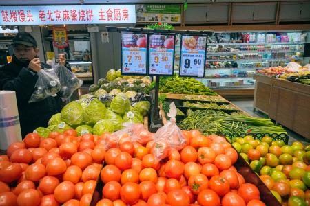 北京市内のスーパーに並ぶ野菜＝２０２５年１２月（共同）