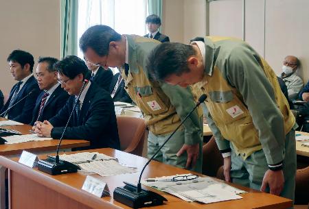 静岡県御前崎市議会の原子力対策特別委員会臨時会合で、頭を下げる中部電力の豊田哲也原子力本部長（右から２人目）ら＝９日午前