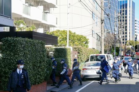 殺人事件があったマンションに入る警視庁の捜査員＝９日午前９時５０分ごろ、東京都大田区