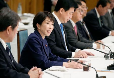 政府与党連絡会議で発言する高市首相（左から２人目）＝９日午後、首相官邸