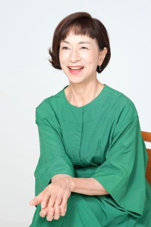 　インタビューに答える原田美枝子