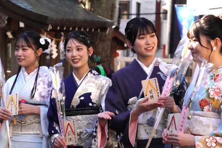 　取材に応じる「僕が見たかった青空」の新成人４人＝２０２６年１月９日、東京都杉並区