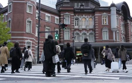 東京・丸の内を行き交う人たち＝２０２５年１１月、東京都千代田区