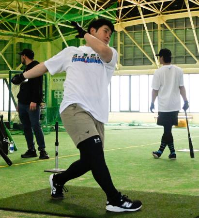 打撃練習するソフトバンク・近藤＝鹿児島県天城町