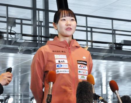 　取材に応じる吉田雪乃＝９日、青森県八戸市内