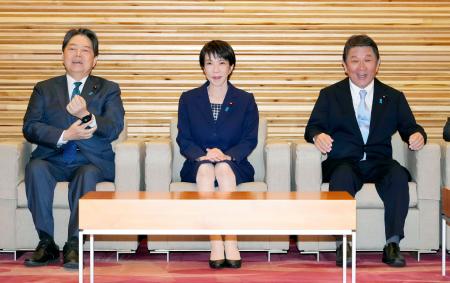 閣議に臨む(左から)林総務相、高市首相、茂木外相=9日午前、首相官邸