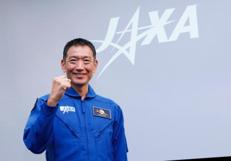 ＪＡＸＡの宇宙飛行士として国際宇宙ステーションに長期滞在することが決まり、記者会見後にポーズをとる諏訪理さん＝９日午後、東京都千代田区