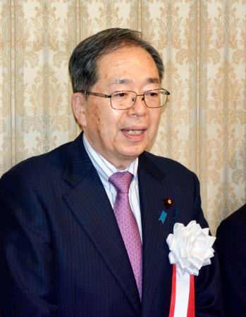 　記者団の取材に応じる公明党の斉藤代表＝９日午後、那覇市