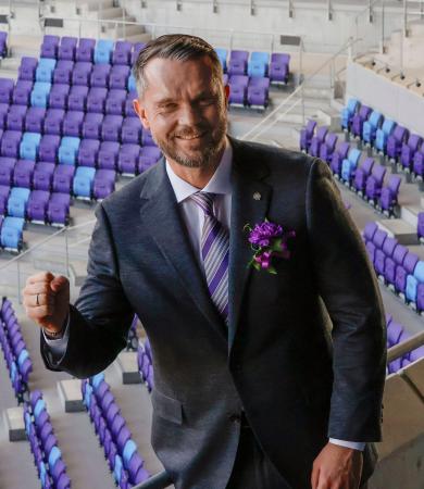 就任の記者会見を終え、ポーズをとるＪ１広島のバルトシュ・ガウル新監督＝９日、エディオンピースウイング広島