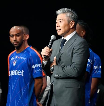 新体制発表会で発言する長崎・高木監督＝９日、長崎市ハピネスアリーナ