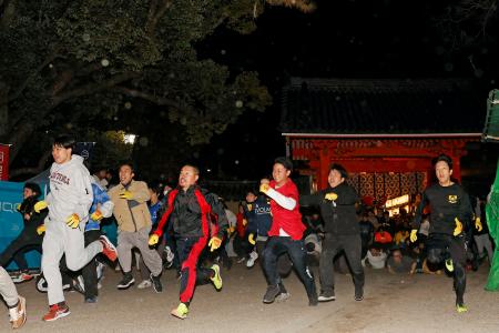 西宮神社の「福男選び」で、本殿を目指して一斉に駆け出す参拝者＝１０日午前６時、兵庫県西宮市