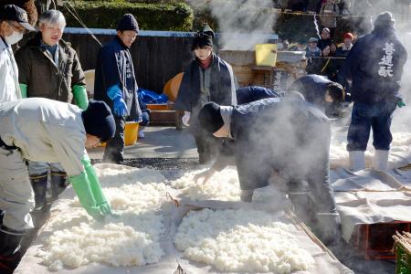 奈良市の正暦寺で行われた清酒祭＝１０日午前