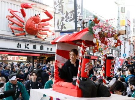 円井わんさんを乗せ、大阪・ミナミの繁華街を練り歩く宝恵かご＝１０日午前