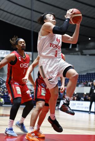 A東京―三遠 第2クオーター、攻め込むA東京・テーブス=国立代々木競技場