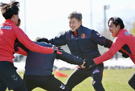 　Ｊ３福島の練習に初参加し、笑顔を見せる三浦知良＝福島市内