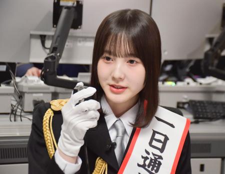 警視庁の一日通信指令本部長に任命され、１１０番受理などを模擬体験する本田紗来さん＝１０日午前、警視庁本部