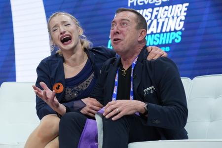 女子フリーの得点を確認し、感極まるアンバー・グレン（左）＝セントルイス（ＡＰ＝共同）