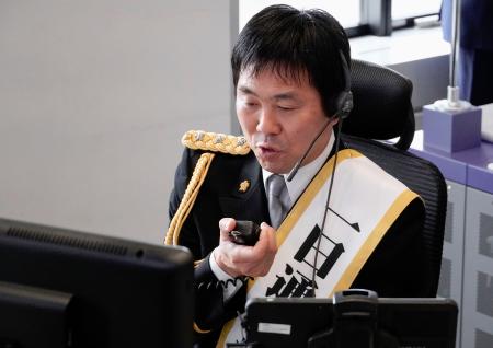 長崎県警の一日通信指令課長に就任し、通報の受理や現場への指示を模擬体験するサッカー男子日本代表の森保一監督＝１０日午後、長崎県警本部