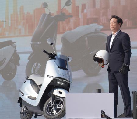 １０日、ベトナム・ハノイで開かれた式典で発表された電動二輪「Ｈｏｎｄａ　ＵＣ３」（共同）