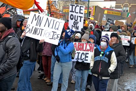 女性が移民当局職員に撃たれて死亡した事件に抗議する地元住民ら＝１０日、米ミネアポリス（共同）
