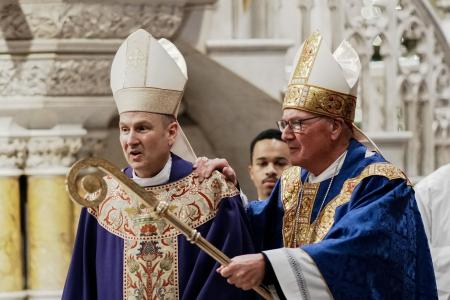 米ニューヨークでミサに参加するヒックス司教（左）とドラン大司教＝２０２５年１２月１８日（ロイター＝共同）