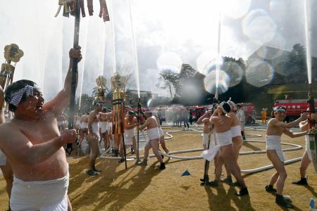 金沢市の消防出初め式で披露された一斉放水＝１１日午前、金沢城公園